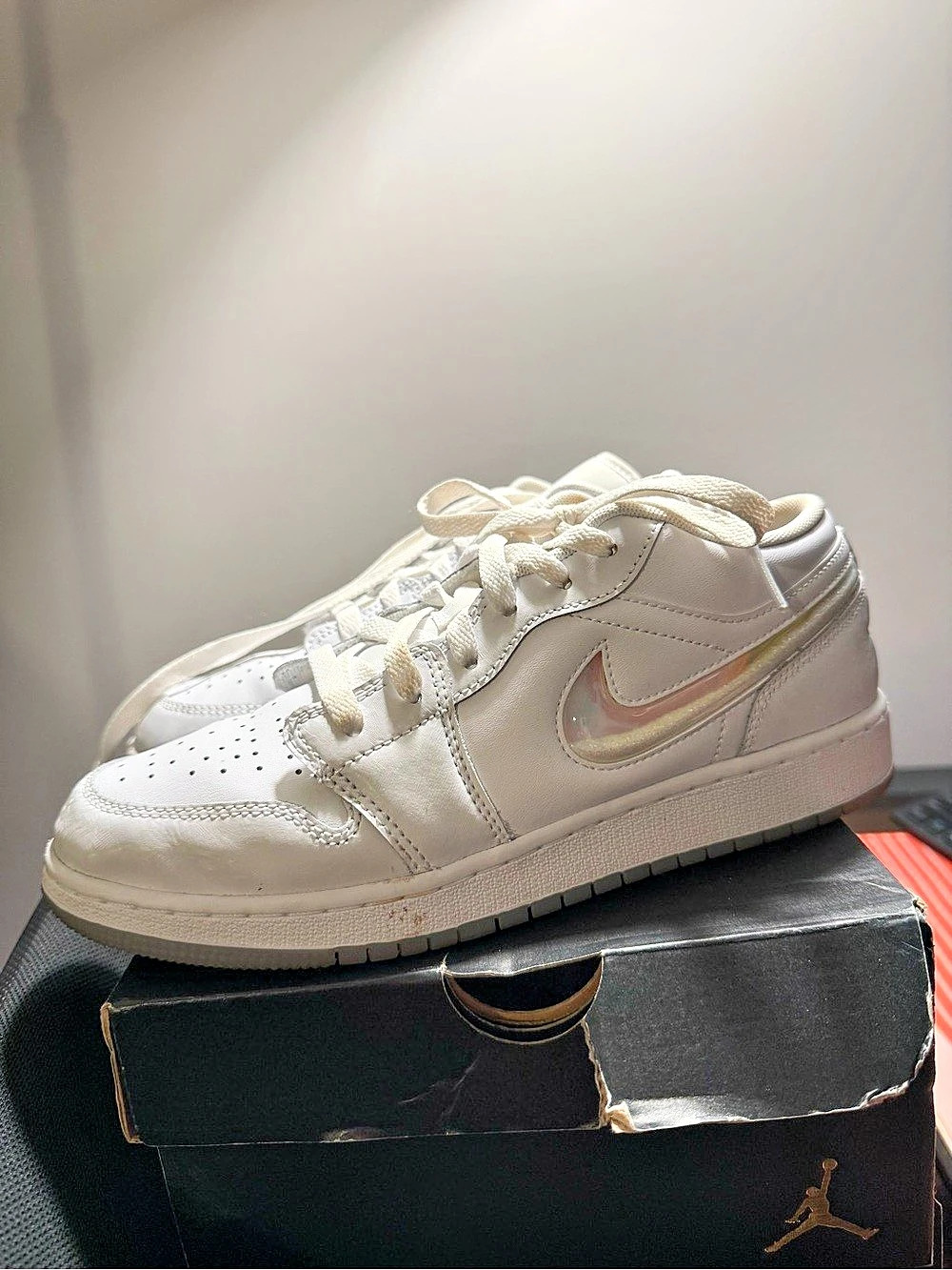 Jordan Air Jordan 1 Low SE GS 'Glitter Swoosh' Sneakers in White - Picture 2 of 4